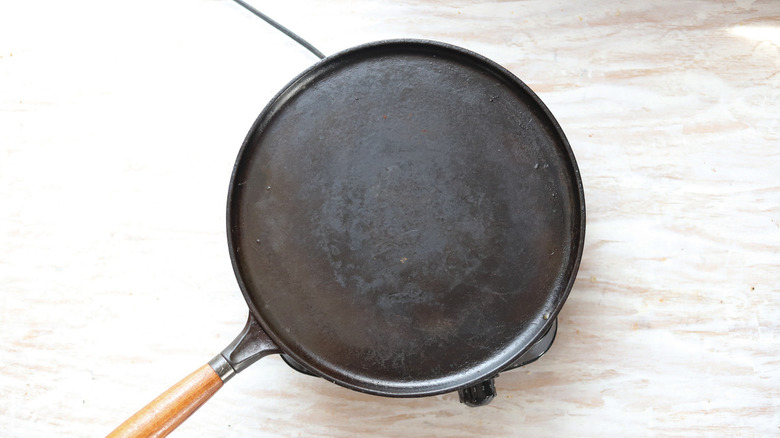 round black pan with handle