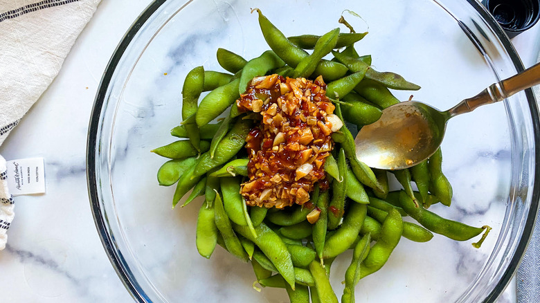 edamame with spicy sauce