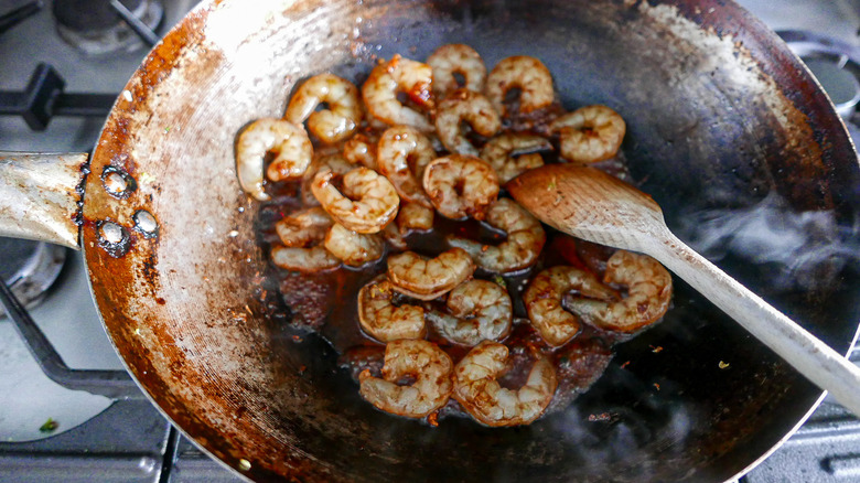 shrimp in wok 