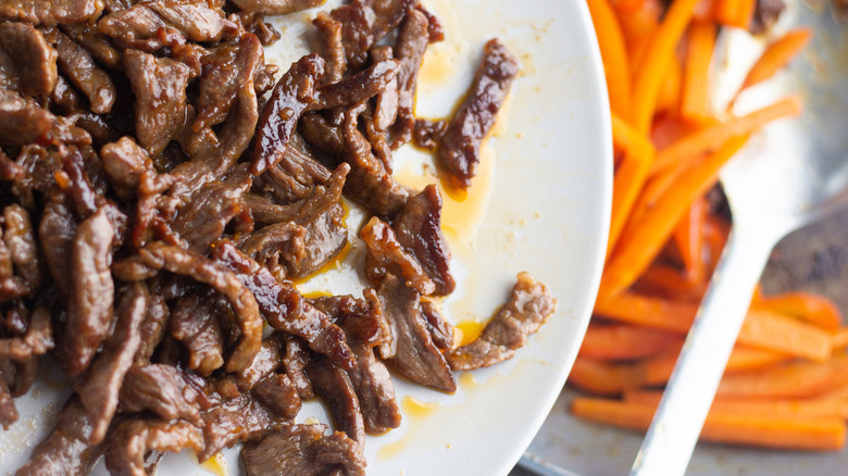 Stir-fried beef with carrots