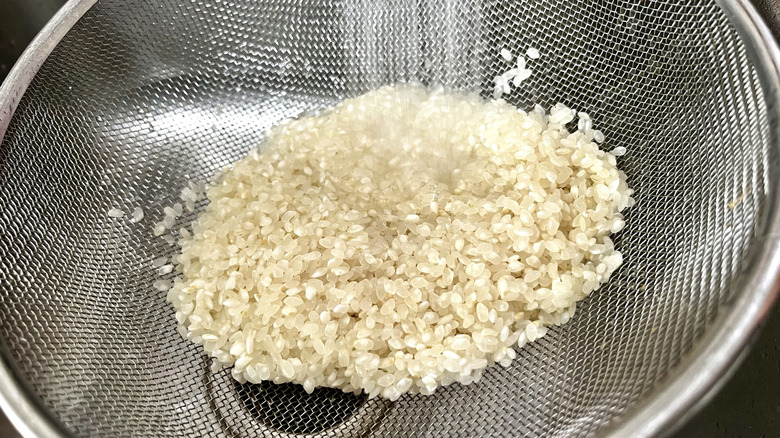 rice rinsing in mesh strainer