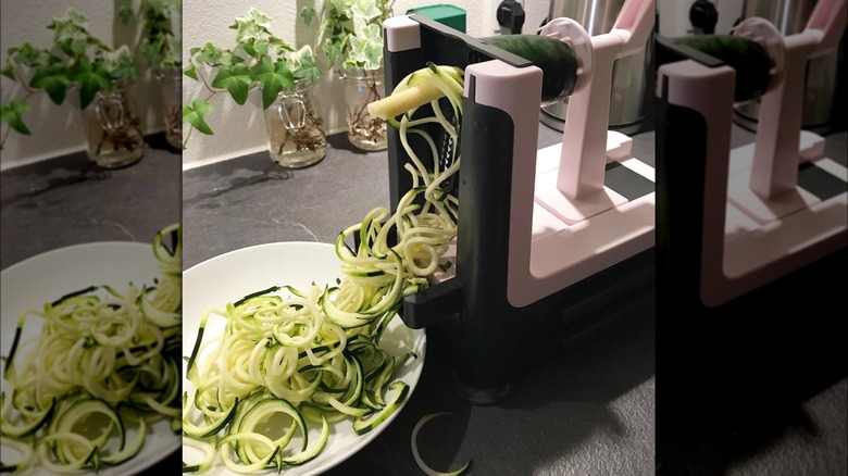 spiralizer making zucchini noodles