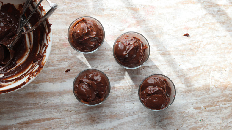 chocolate pudding in cups