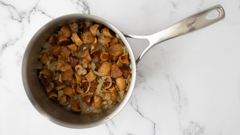 figs in frying pan