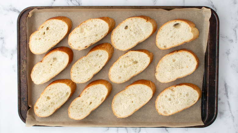 sliced bread in pan