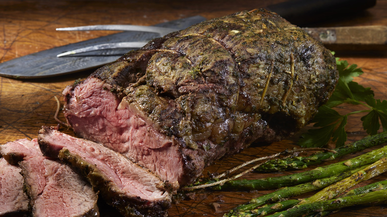 sliced steak with asparagus