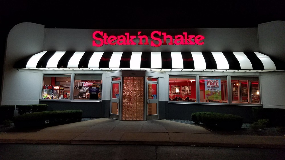 Steak 'n Shake storefront at night