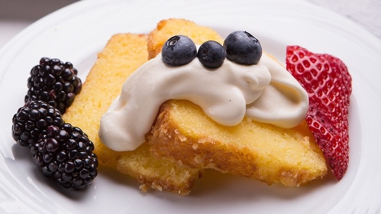 Cornmeal cake with berries