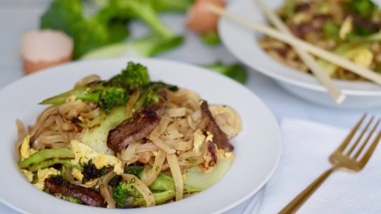 pad see ew with noodles and beef with sesame seeds and broccoli