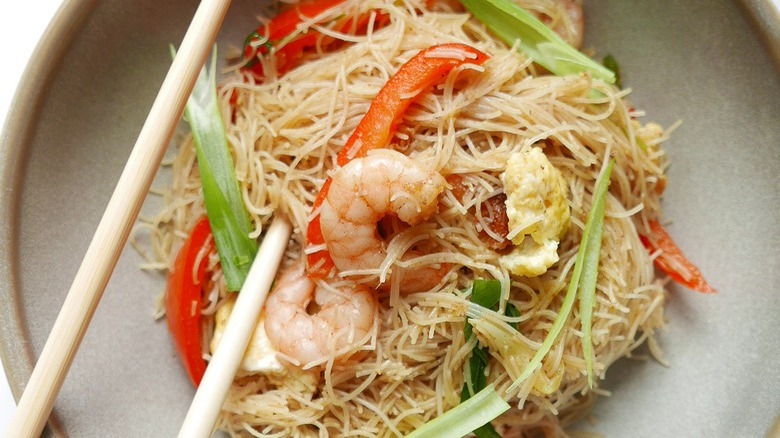 noodles with shrimp and peppers