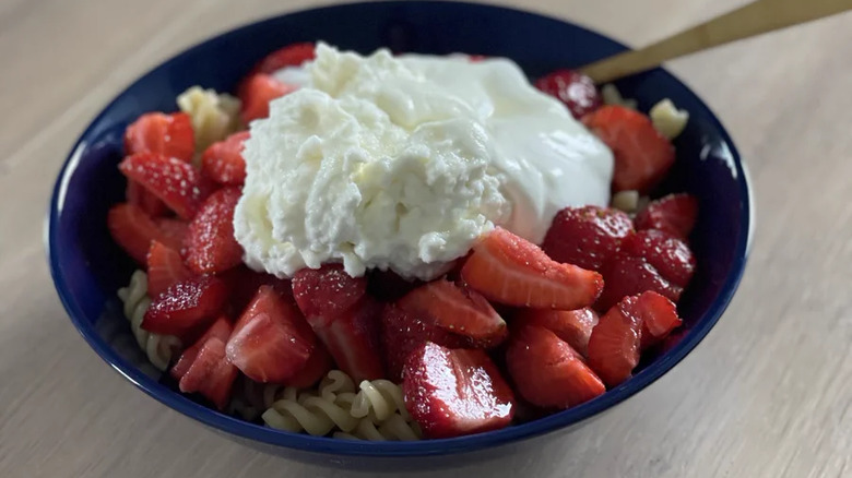 fusilli with strawberries and cheese