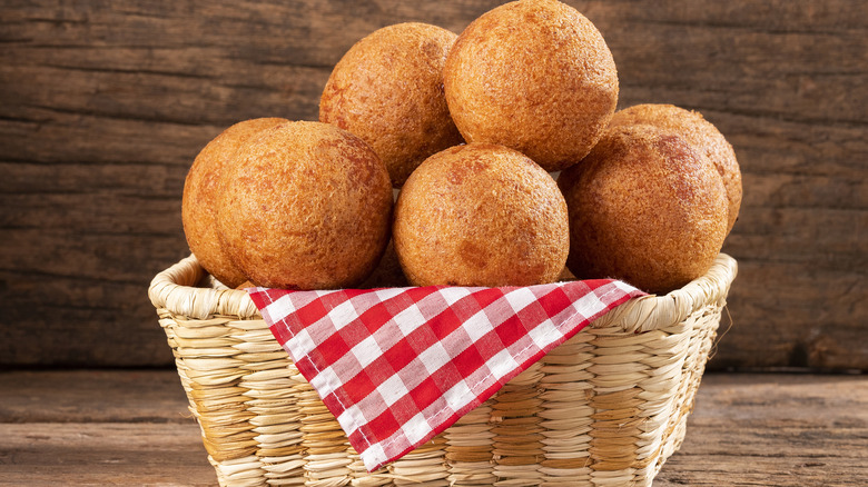 Basket of Colombian buñuelos 