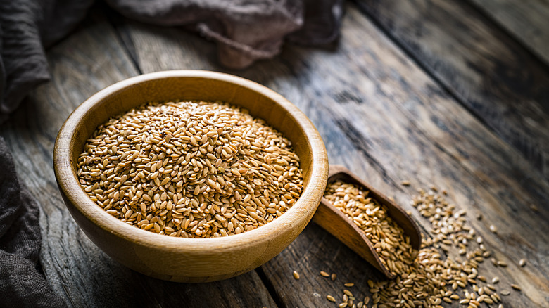 Flaxseed in bowl and scoop