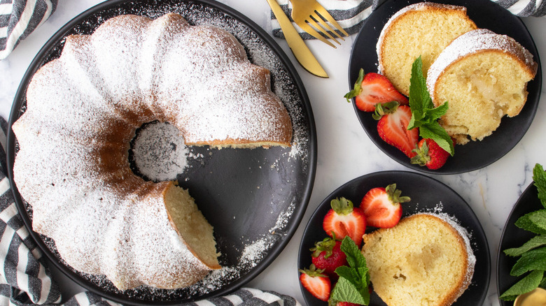 vanilla bundt cake with strawberries