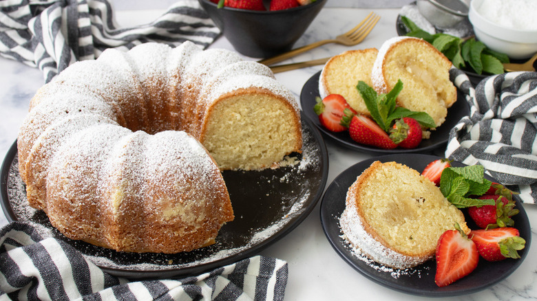 vanilla bundt cake with strawberries