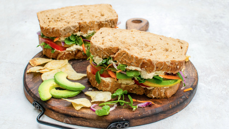 vegetable sandwich with potato chips