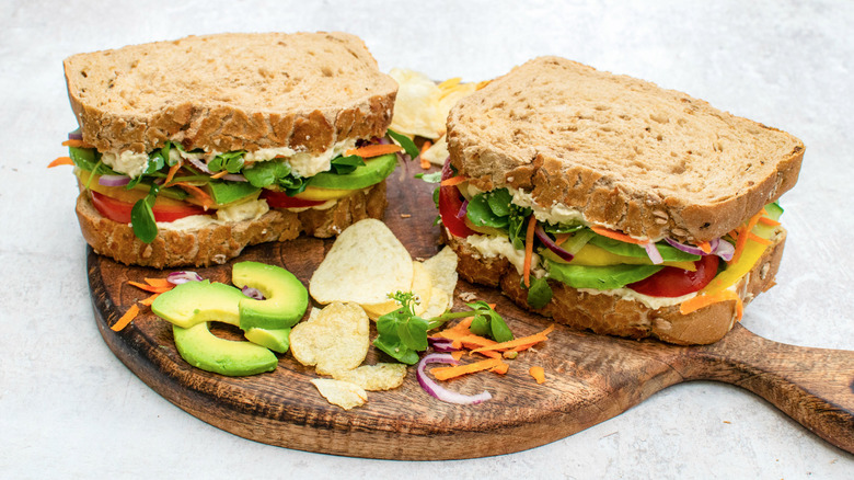 vegetable sandwich with potato chips