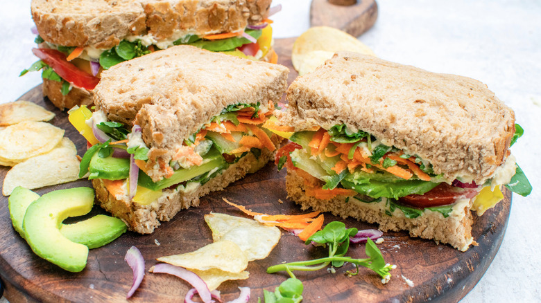 vegetable sandwich with potato chips