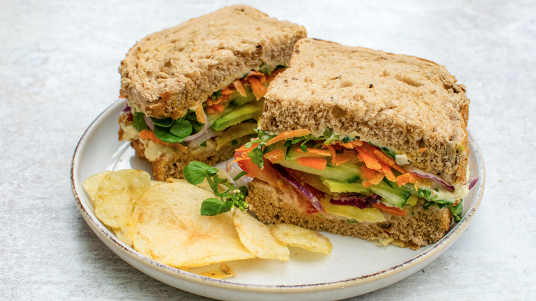 vegetable sandwich with potato chips