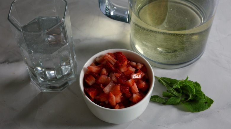 strawberry white wine spritzer ingredients