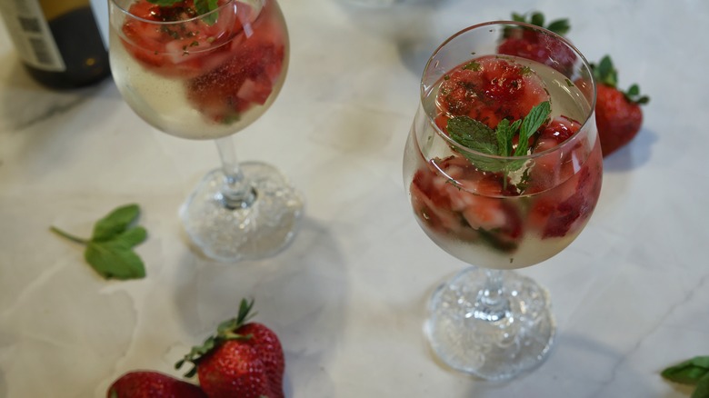 strawberry mint white wine spritzer