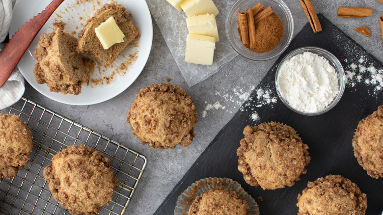 snickerdoodle muffins with crumble overhead