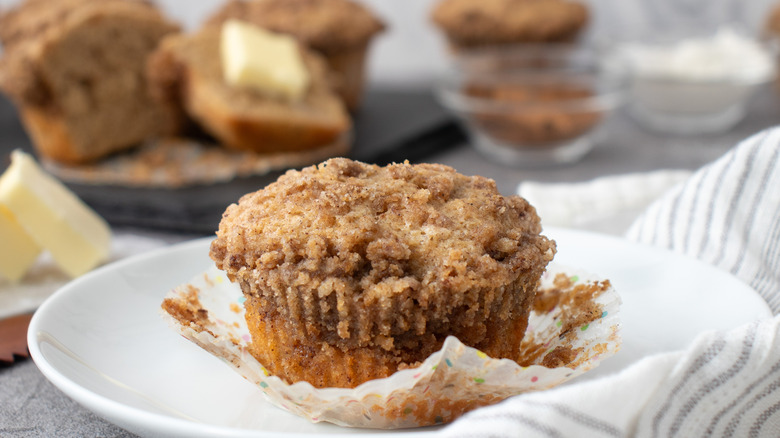 snickerdoodle muffin with crumble