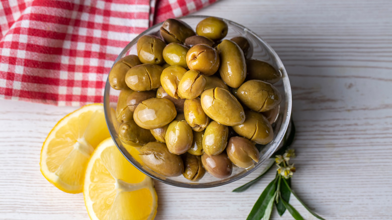 bowl of olives and lemon