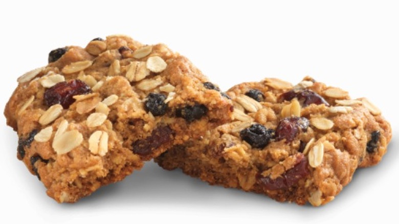 oatmeal bar with raisins