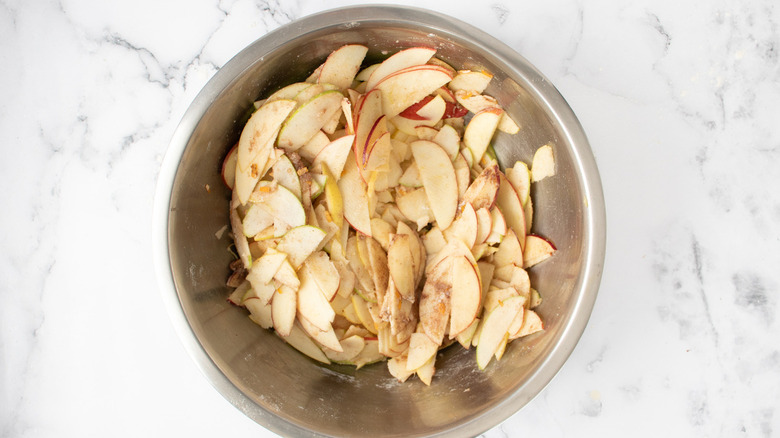 sliced apples in bowl