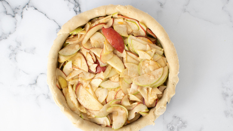 sliced apples in pie crust