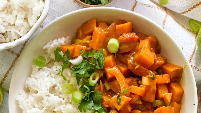 Curry with sweet potatoes and rice