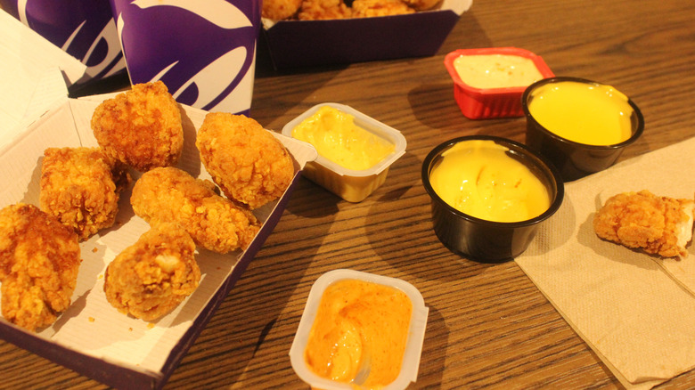 Taco Bell chicken nuggets and sauces