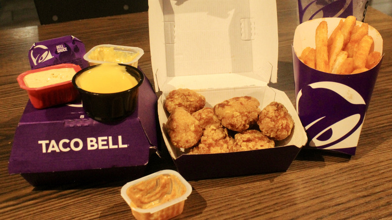 Taco Bell chicken nuggets and nacho fries with sauce