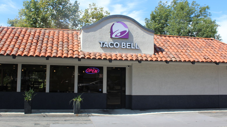 taco bell restaurant exterior