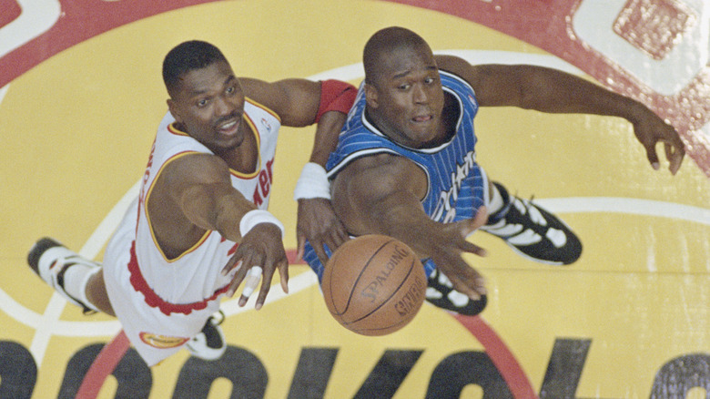 Shaq and Olajuwon jumping for ball