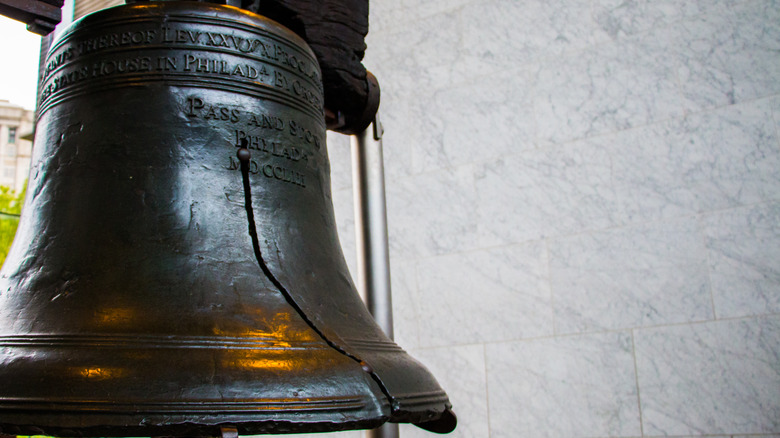 Close shot of Liberty Bell crack