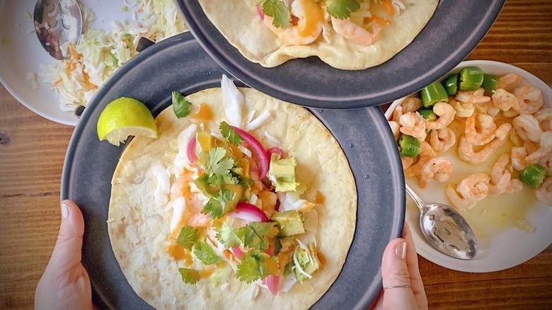 shrimp tacos with lime