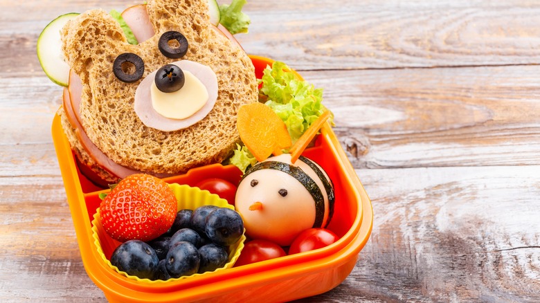 Bento box with sandwich bear