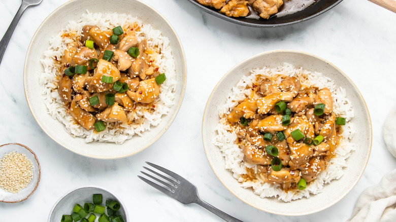 takeout-inspired Chinese chicken in bowls 