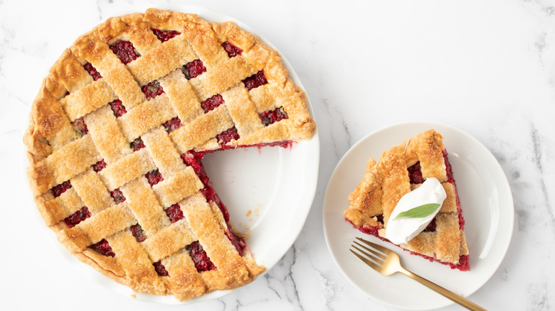 cranberry pie with slice