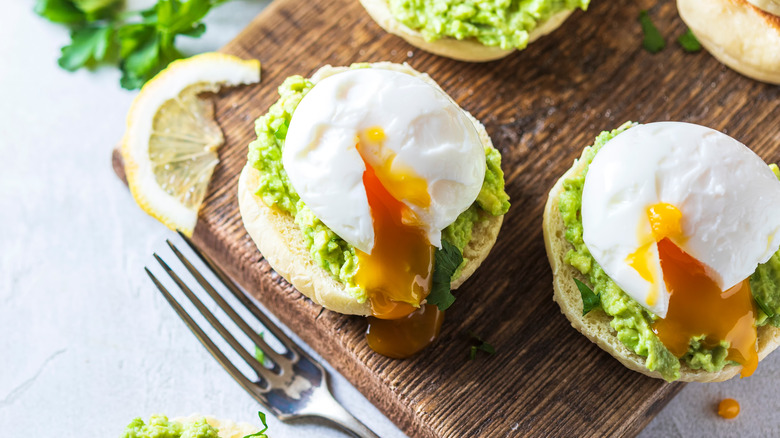 avocado eggs Benedict