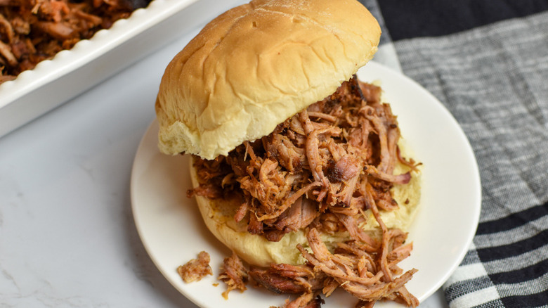 pulled pork in sandwich 