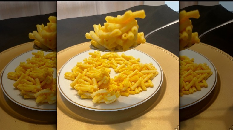 mac and cheese on plate