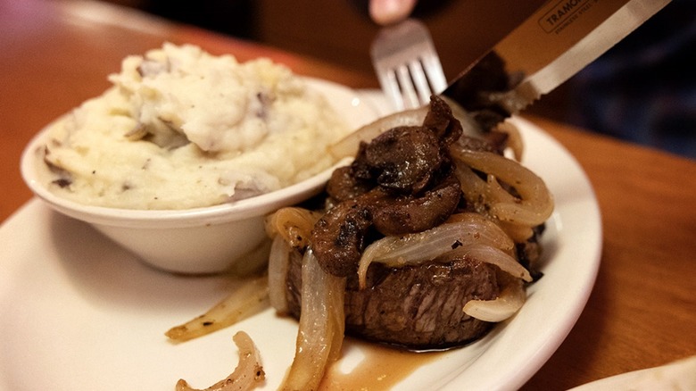 Cutting Texas Roadhouse steak