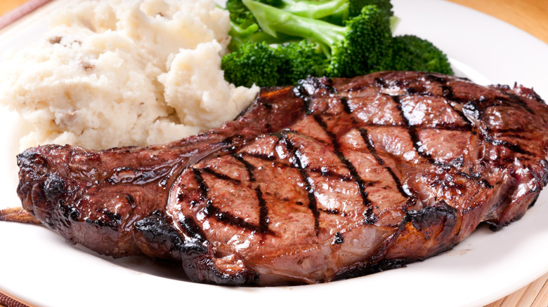 Steak with mashed potatoes