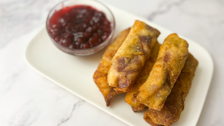 egg rolls with cranberry sauce