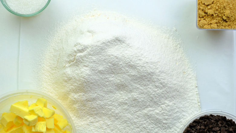 flour baking ingredients