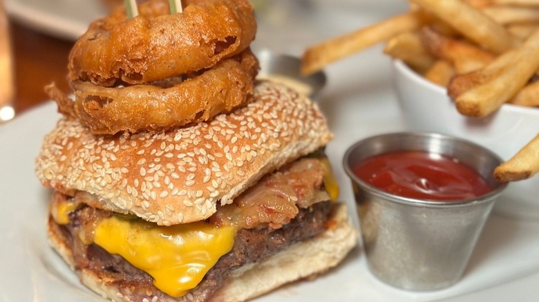 Lure cheeseburger with onion rings