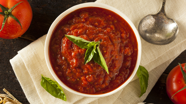 marinara sauce with herbs